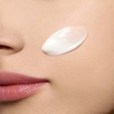 Clarins Bright Plus Emulsion Hydratante Anti-taches 4 Clarins Bright Plus Emulsion Hydratante Anti-taches – Image 2