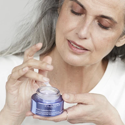 Clarins Nutri-Lumière Revive Crème Jour Embellissante Revitalisante 5 Clarins Nutri-Lumière Revive Crème Jour Embellissante Revitalisante – Image 3