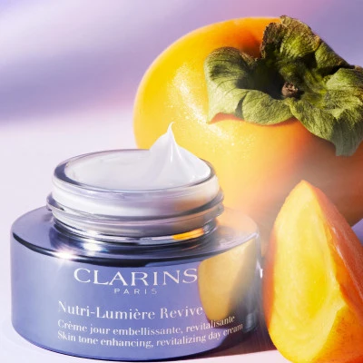 Clarins Nutri-Lumière Revive Crème Jour Embellissante Revitalisante 7 Clarins Nutri-Lumière Revive Crème Jour Embellissante Revitalisante – Image 5